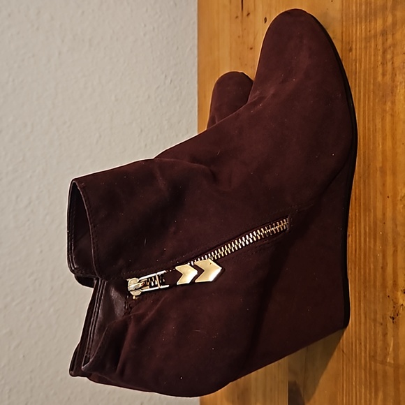 BCBG burgundy wedge ankle boots with gold side zippers size 10 - Picture 2 of 10